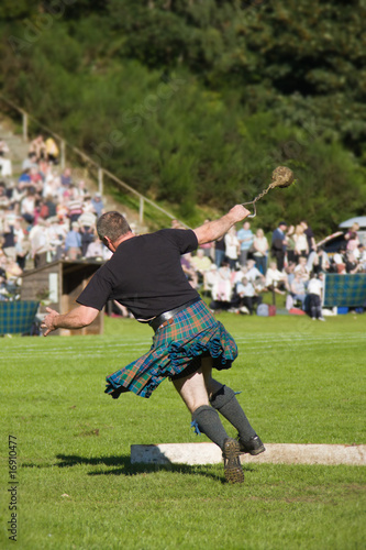 Fotografie Scotsman throwing the weight at a Highland Games event