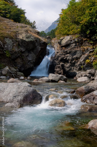 Alpi cascata fiume acqua