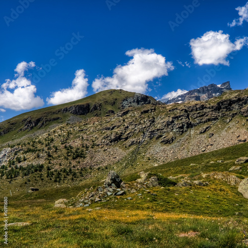 Panorama valle di montagna con cielo e nuvole