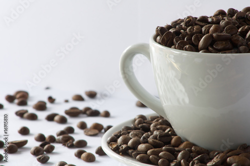 Runde Tasse mit Kaffeebohnen Kaffee groß detail