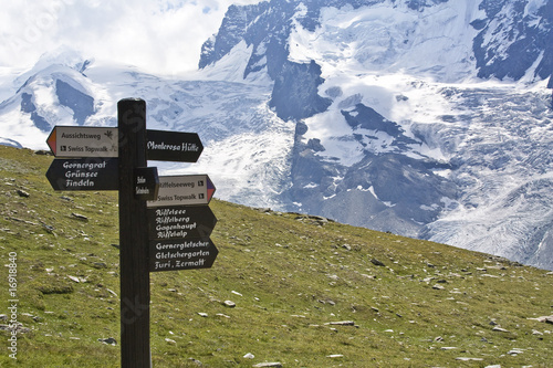 Wegweiser in den Bergen in der Schweiz