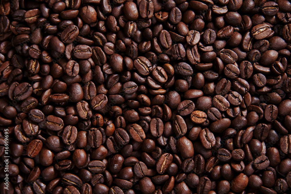 Draufsicht auf eine Menge an dunklem glänzendem Kaffee, geröstete Kaffeebohnen Hintergrundmuster Querformat Draufsicht auf eine Menge an dunklem glänzendem Kaffee, geröstete Kaffeebohnen Hintergrundmuster Querformat