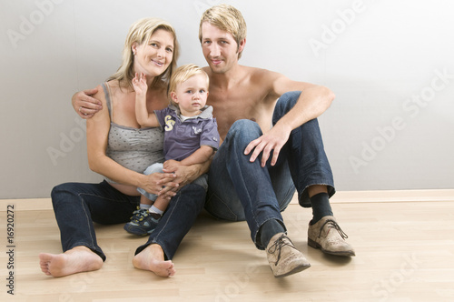 Junge Familie mit Kleinkind