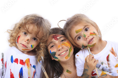 Trois enfants après une scéance peinture !!