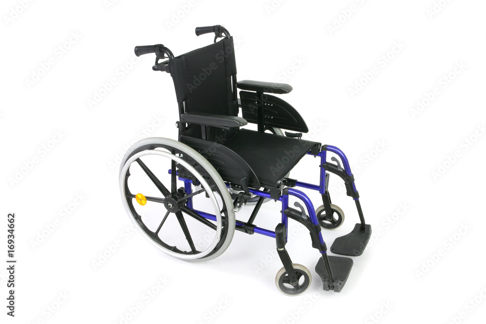 Fototapeta premium Fauteuil roulant manuel sur fond blanc