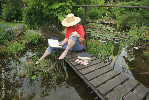 Foto Literatur am Gartenteich
