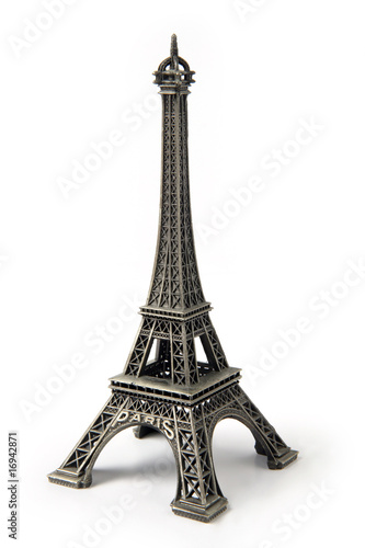 Tour Eiffel en miniature sur fond blanc
