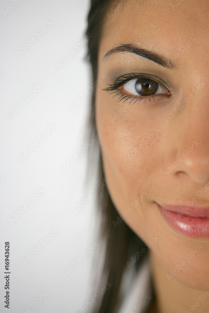 Portrait d'une femme souriante sur fond blanc Portrait d'une femme souriante sur fond blanc