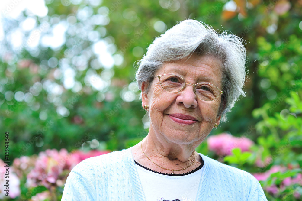 Seniorin im Garten V Seniorin im Garten V
