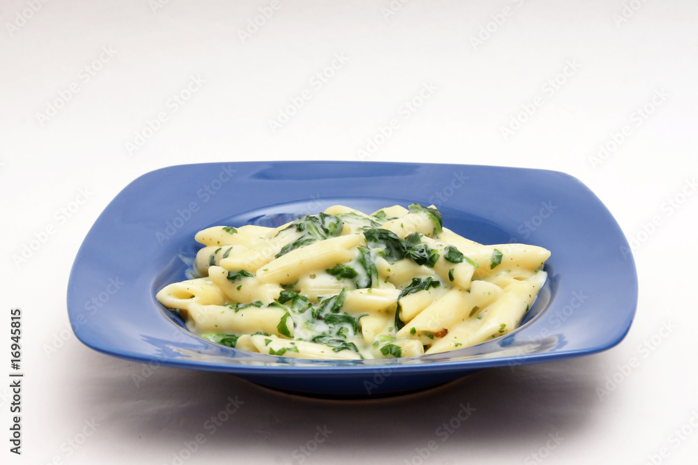 nudeln in würziger gorgonzolasauce mit blattspinat nudeln in würziger gorgonzolasauce mit blattspinat