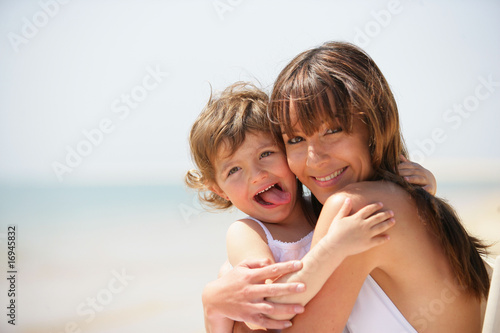 femme souriante et d'une petite fille tirant la langue photo