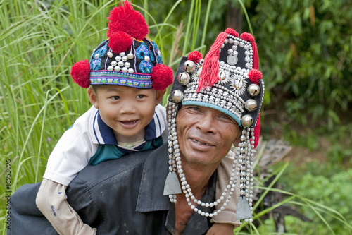 Mann mit Kind in Thailand, Akha photo