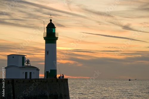 Le phare du tréport dans le soleil couchant