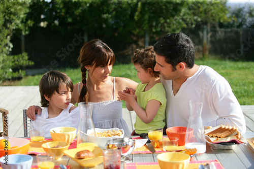 Couple prenant leur petit d  jeuner avec deux enfants