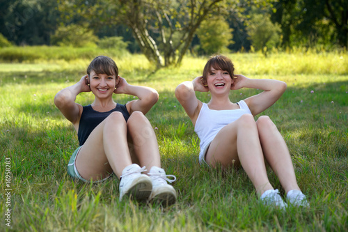 junge Frauen beim Fitness in der Natur