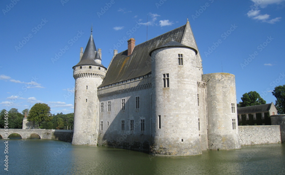 chateau au milieu de l'eau