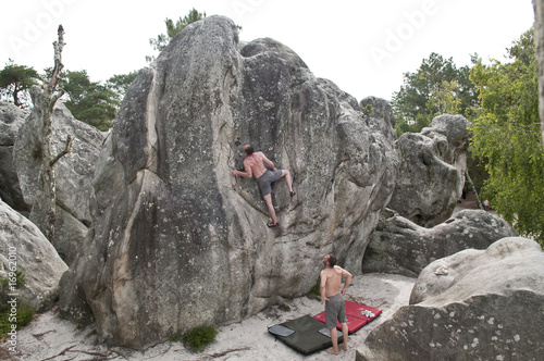 Bouldern in den Felsen Fontainebleaus photo