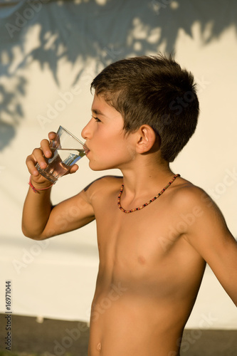 Child that drinks a glass of water