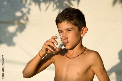 Child that drinks a glass of water