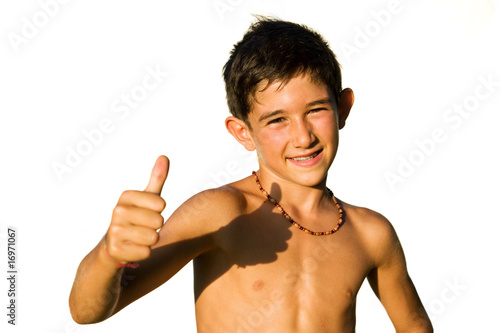 Child that shows aloft the thumb of the right hand