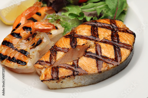 Grilled salmon steak with shrimps