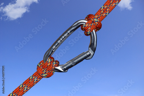 Karabiner mit Seil am Himmel mit Wolken