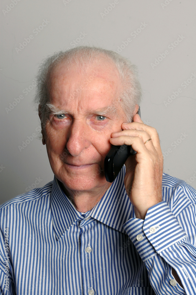 uomo con capelli bianchi che ascolta al telefono uomo con capelli bianchi che ascolta al telefono