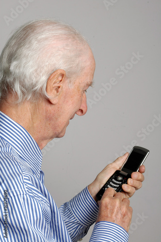 nonno che digita i numeri al cellulare