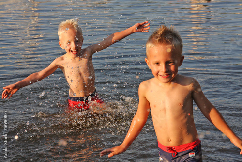 Zwillinge, jungen beim schwimmen im see