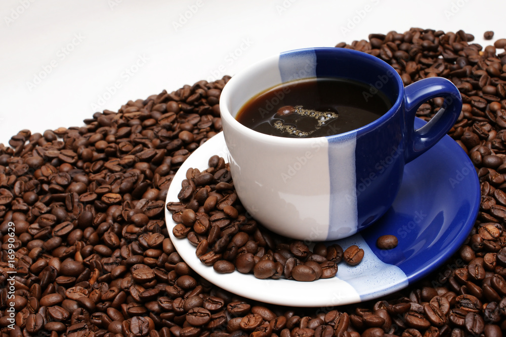 tasse kaffee mit frischen bohnen tasse kaffee mit frischen bohnen
