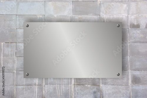 Edelstahlschild auf Betonsteinwand