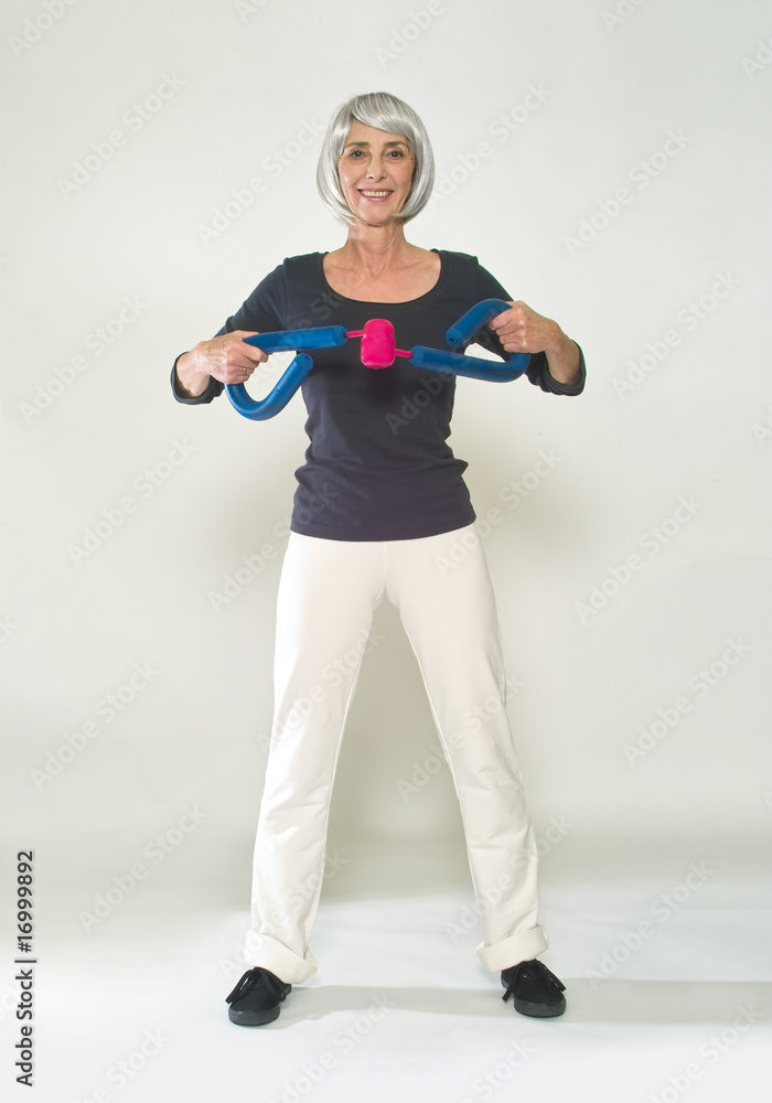 Seniorin trainiert Muskeln Seniorin trainiert Muskeln