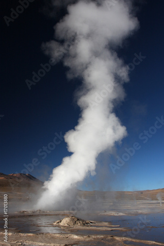 Colonne de vapeur d'un geyser d'El Tatio