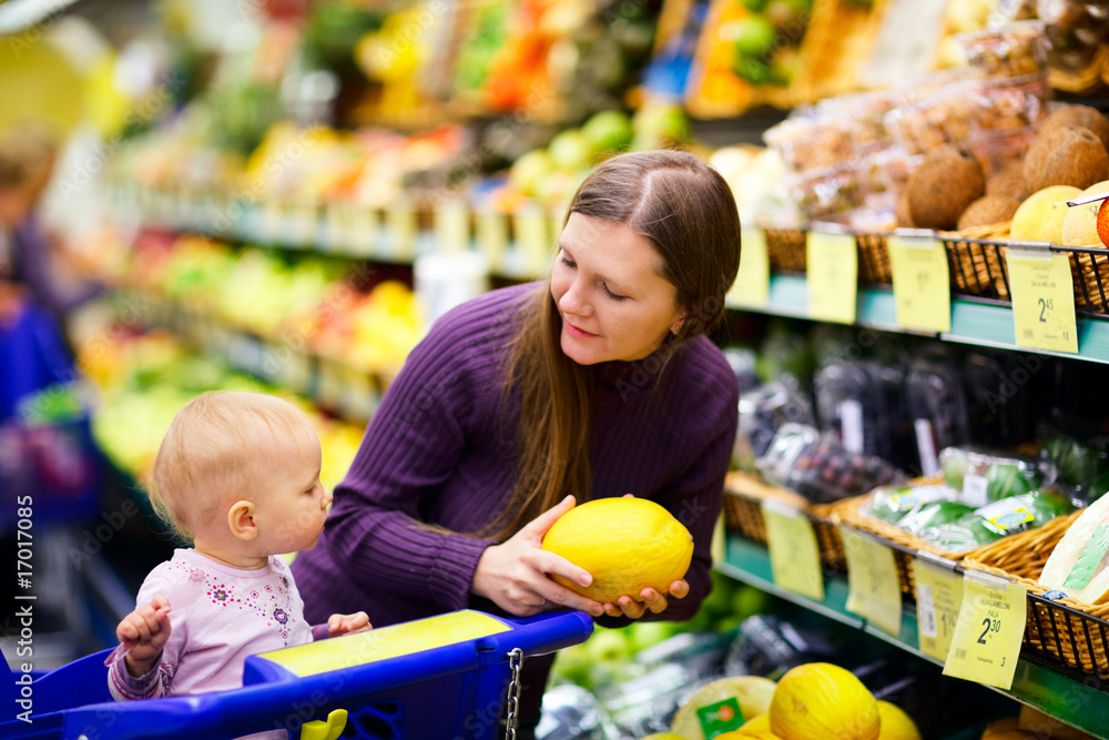 Fototapeta premium Family in supermarket