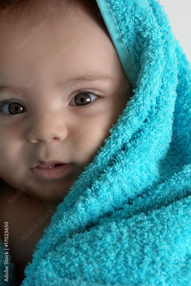 Portrait bébé avec serviette bleu turquoise Portrait bébé avec serviette bleu turquoise
