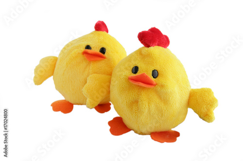 Petits poussins en peluche pour enfant sur fond blanc photo