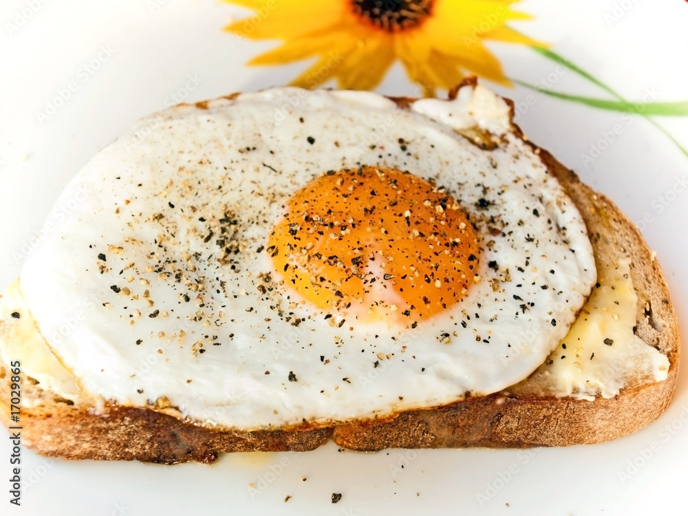 Spiegelei auf Brot Stock-Foto | Adobe Stock