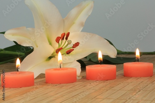 Lilie mit Kerzen