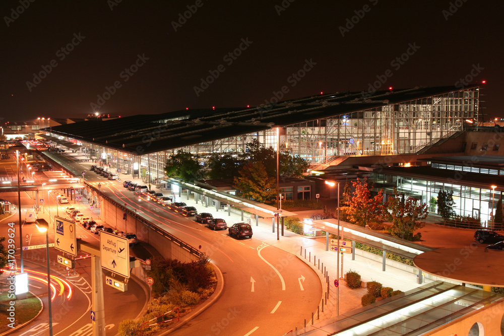 Fototapeta premium Terminal Flughafen Stuttgart bei Nacht