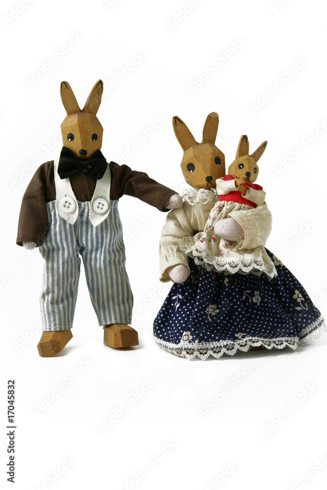 Obraz premium Famille lapins en bois sur fond blanc