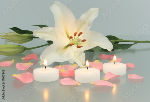 Kerzen mit Lilie und Rosenbl  ten