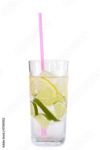 Cocktail mit Limette und Zitrone
