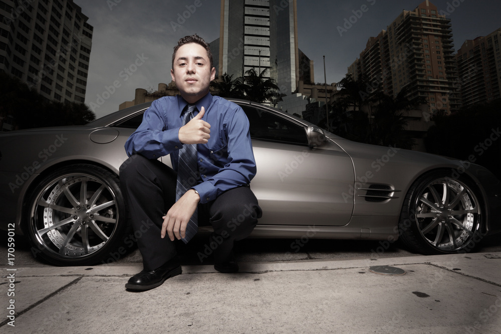 A man posing in front of a car | Araba