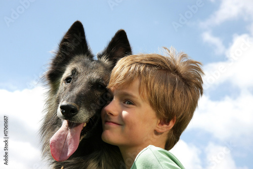glücklicher Junge mit seinem Hund