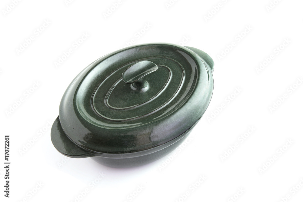 Cocotte ovale avec couvercle sur fond blanc Cocotte ovale avec couvercle sur fond blanc