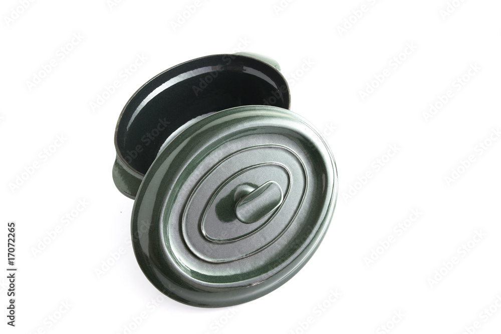 Cocotte ovale avec couvercle sur fond blanc Cocotte ovale avec couvercle sur fond blanc