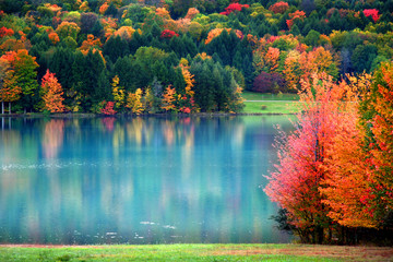 Fototapete Jahreszeiten Herbstliche Landschaft in Pennsylvania  © SNEHIT PHOTO