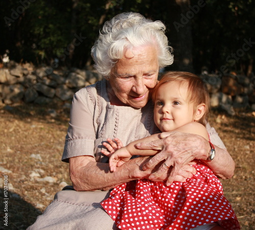 grand-mère et sa petite fille