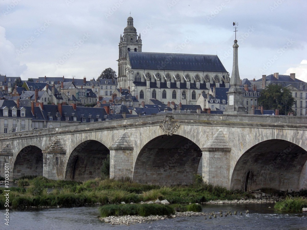 Blois pont sur la Loire et église saint Louis