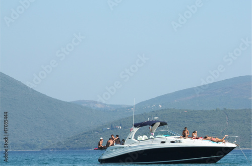 Luxury boat 2 © Ror